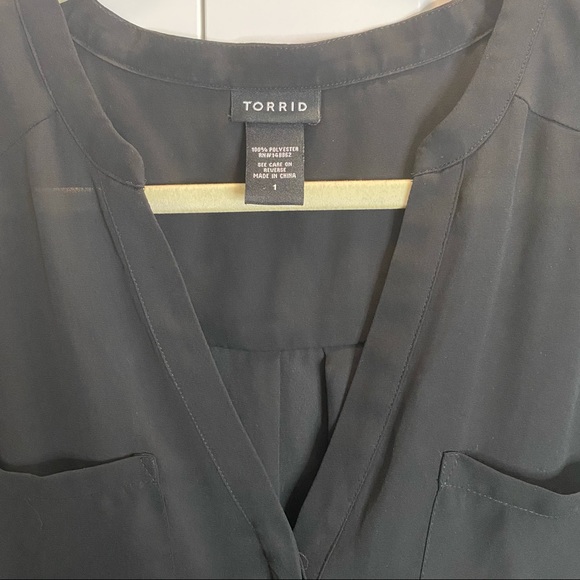 Torrid Sleeveless v-neck blouse - Picture 4 of 5